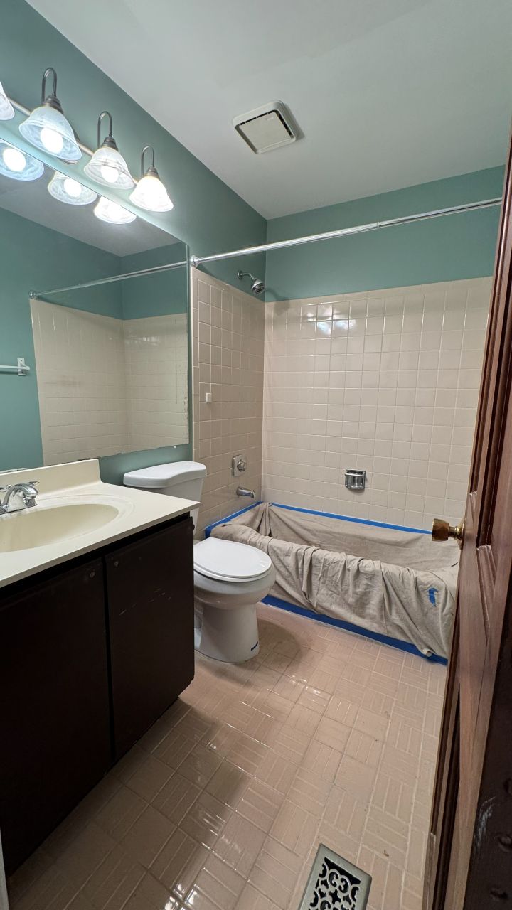 Bathroom before remodeling in Hoffman Estates IL